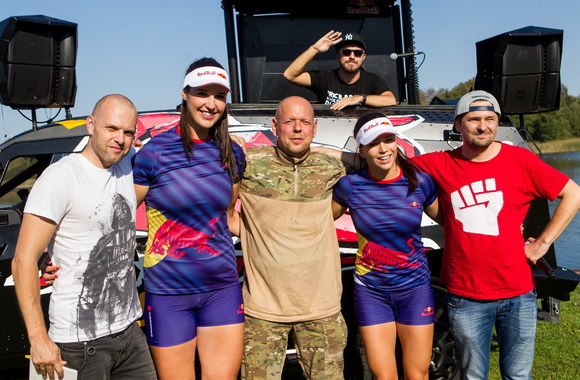 Pasveikinimas-staigmena irkluotojoms Mildai Valčiukaitei ir Ievai Adomavičiūtei