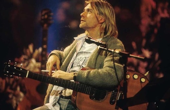 Kurtas Cobainas vilki žalią megztinį, kuris bus parduodamas aukcione / Socialinių tinklų nuotr.