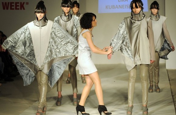 Podiumu žingsniuoja modeliai