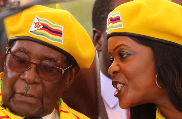Robertas Mugabe su žmona Grace, dėl prabangaus gyvenimo pomėgio vadinama Gucci Grace