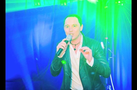 VIDEO kadras: Mindaugas Mickevičius-Mino pristato apie „Facebook“ sukurtą dainą „Patinka“