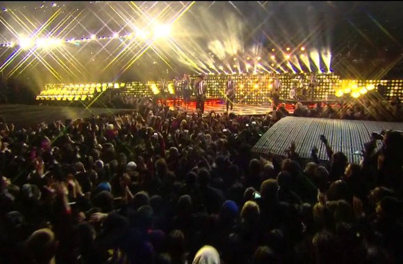 VIDEO kadras: Bruno Marsas ir „Red Hot Chili Peppers“ šou per supertaurės finalą