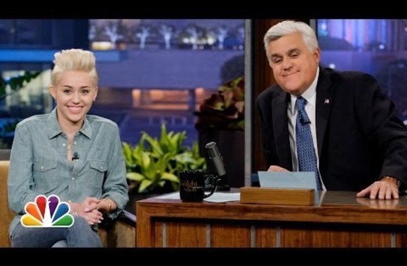 VIDEO kadras: Archyvinis vaizdo įrašas, kuriame dvejų metukų Miley Cyrus pertraukia savo tėčio interviu