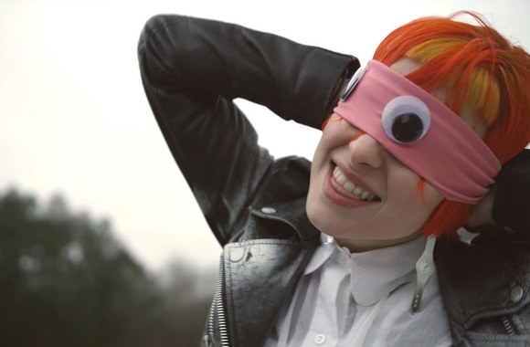 VIDEO kadras: Grupė „Paramore“ dainos „Ain\'t it Fun“ vaizdo klipe pasiekė 10 pasaulio rekordų