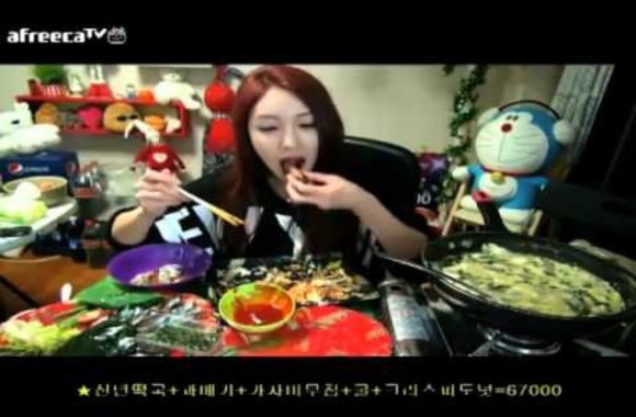 VIDEO kadras: Korėjietė uždirba tūkstančius valgydama prieš kamerą