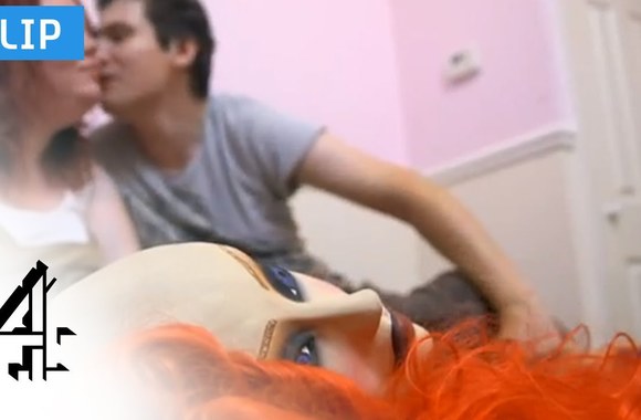 VIDEO kadras: Vyras lėlė