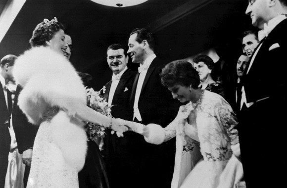 Sophia Loren sveikinasi su Didžiosios Britanijos karalienė Elizabeth II (1957 m.)