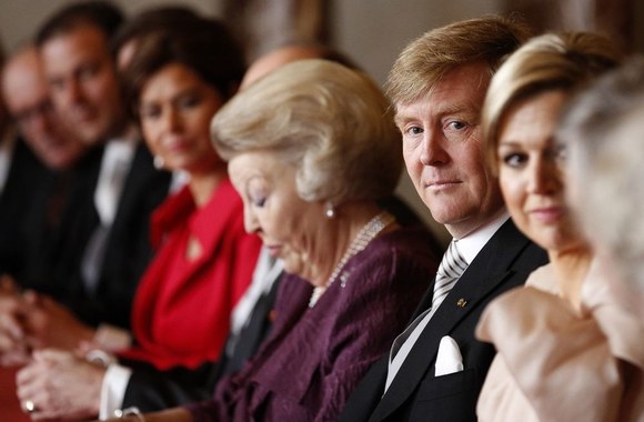 Nyderlandų karalienė Beatrix perdavė savo sostą sūnui Willemui Alexanderiui