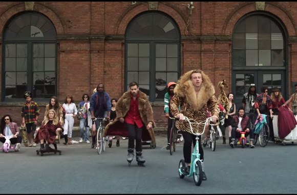 VIDEO kadras: Geriausia repo daina – „Thrift Shop“