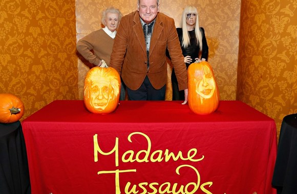 Hughas McMahonas (centre)