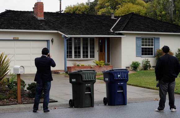 Žiniasklaidos atstovai prie Steve'o Jobso vaikystės namo