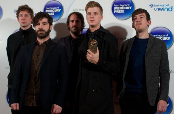 Grupė „Foals“ (iš kairės: Walteris Gerveris, Yannis Philippakis, Jimmy Smithas, Jackas Bevanas ir Edwinas Congreave'as)