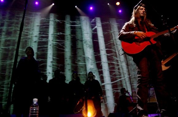 Aistė Smilgevičiūtė ir grupė „Skylė“ gerbėjams pristatė albumą „Broliai“.