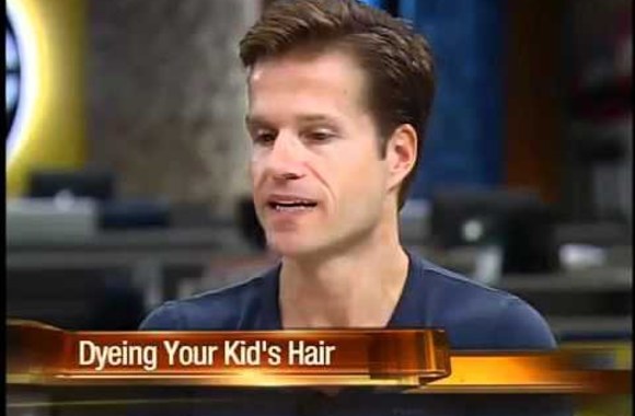 VIDEO kadras: Atlikėja Gwen Stefani savo sūnums mėgsta keisti plaukų atspalvį