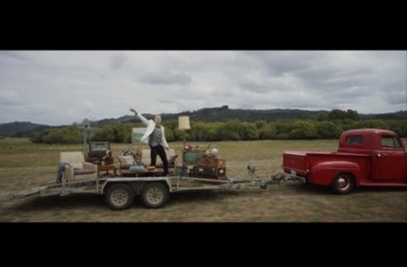 VIDEO kadras: Macklemore\'o ir Ryano Lewiso dainos „Can\'t Hold Us“ vaizdo klipas