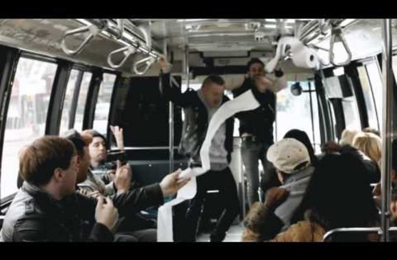 VIDEO kadras: Improvizuotas Macklemore\'o ir Ryano Lewiso koncertas Niujorko autobuse