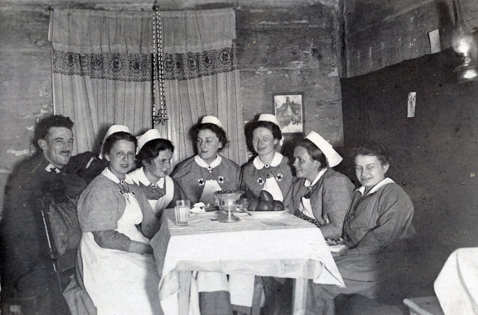 Cornelia Gurlitt (antra iš dešinės) tarp gailestingųjų seserų (Vilnius, 1916 spalis) / Gurlittų literatūros archyvas, Dresdeno technikos universitetas