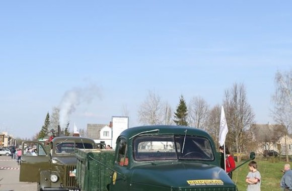 Automobilių parado akimirka