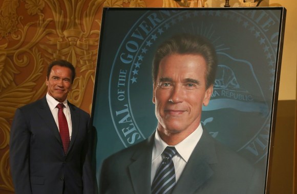 Arnoldas Schwarzeneggeris prie savo portreto