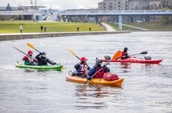 Dvylika savanorių baidarėmis išplaukė iš Vilniaus į Nidą / Irmanto Gelūno / „Žmonės Foto“ nuotr.