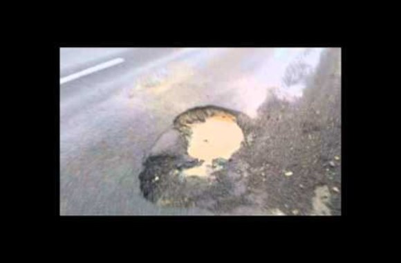 VIDEO kadras: Specialiai Žmonės.lt: Romo Dambrausko susidūrimas su duobe