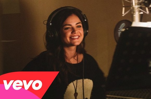 VIDEO kadras: Lucy Hale pasakoja apie savo aistrą dainuoti