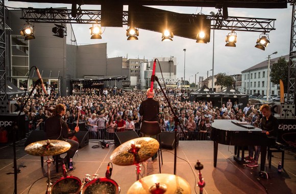 Keli tūkstančiai kauniečių vasarą palydėjo „Volfas Engelman nealkoholinis City Fest“ koncerte