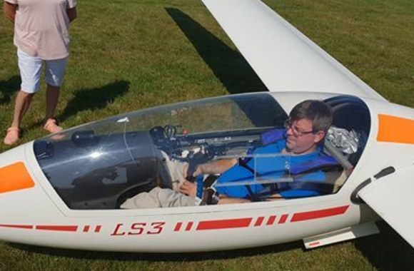 Skrydžio komanda su Lietuvos ambasadoriumi Ukrainoje Mariumi Janukoniu Voroniv aerodrome prie Rivni miesto