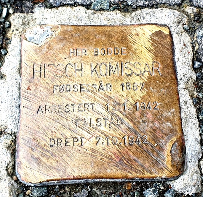 Nuo šio Hirsho Komissaro atminimo akmens prasideda romanas. Žalvarinė plytelė įmūryta greta namo Trondheime, kuriame jis gyveno / Rūtos Mataitytės nuotr.
