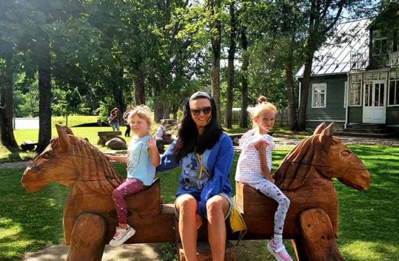 Reda Bžeskienė su dukromis / Asmeninio archyvo nuotr.