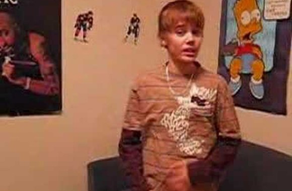 VIDEO kadras: Justiną Bieberį išgarsinęs įrašas, kuriame jis perdainuoja Chriso Browno dainą