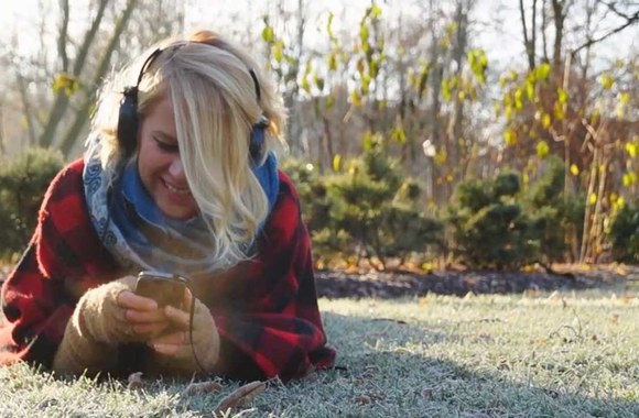 VIDEO kadras: Kami( Kamile Kielaite) Falling for Christmas