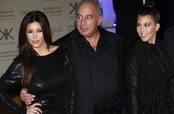 Kim (kairėje) ir Kourtney Kardashian su aprangos bendrovės „Arcadia Group“ vadovu Philipu Greenu