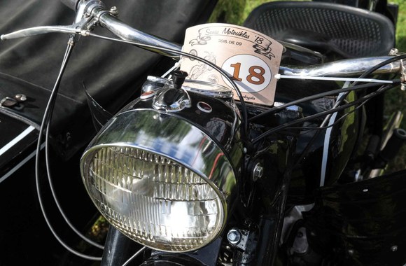 Įspūdinga senoviškų motociklų kolona 