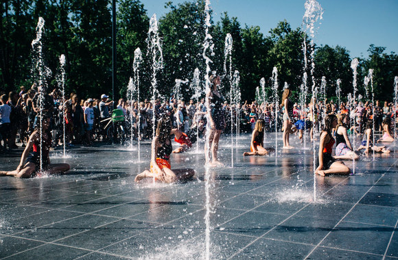 Akimirkos iš specialiai fontano vandenyje surengto šokio