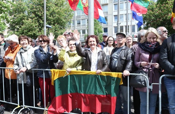 Dalios Grybauskaitės pasveikinti atvykę lietuviai.