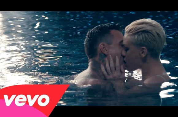 VIDEO kadras: 5 vieta: Pink su Nate\'u Ruessu – „Just Give Me A Reason“