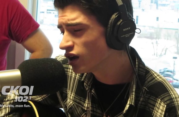 VIDEO kadras: Davidas Thibaultas dainuoja dainą „Blue Christmas“