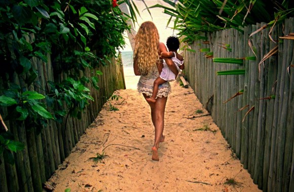 VIDEO kadras: Beyonce – „Blue“