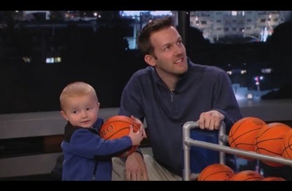 VIDEO kadras: Titus dvikova su krepšininku Kobe Bryantu