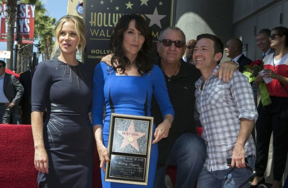 Christina Applegate, Katey Sagal, Edas O'Neillas ir Davidas Faustino