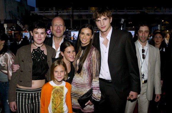 Ashtonas Kutcheris mylėjo savo žmonos Demi Moore dukras, išsiskyręs liūdi, kad neleidžiama su jomis matytis