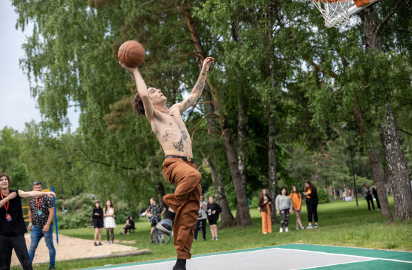 Prieš koncertą Vilniuje – „Måneskin“ apšilimas krepšinio aikštelėje / Lukas Grušecko ir Evelinos Sabaliauskaitės nuotr.