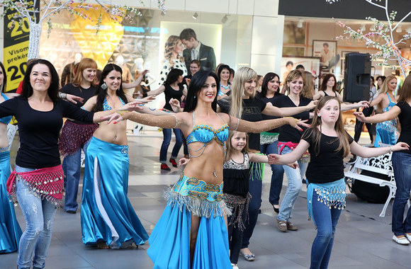 Dovilė Mikučionienė (centre)