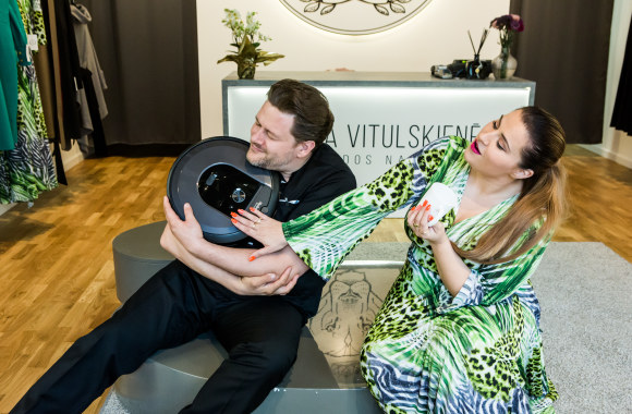 Erika ir Merūnas Vitulskiai džiaugiasi penkuoju šeimos nariu/Organizatorių nuotr.