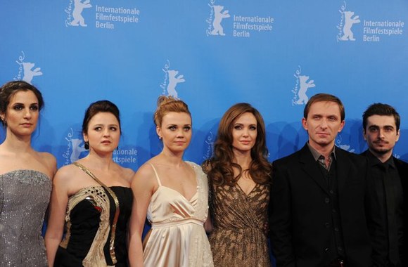 Iš kairės: bosnių aktorės Zana Marjanovic, Vanesa Glodjo ir Alma Terzic, aktorė ir režisierė Angelina Jolie, bosnių aktorius Goranas Kosticius ir serbų aktorius Nikola Djuricko. 