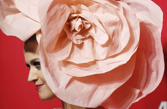 JAV įrašų akademijos „MusiCares“ apdovanojimuose Katy Perry pakerėjo elegantišku stiliumi.