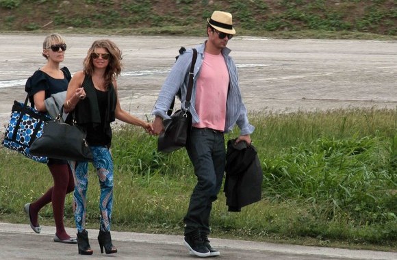 Dainininkė Fergie (antra iš kairės) su draugu