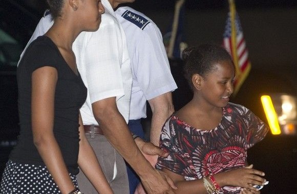 Barackas Obama su dukromis Malia (kairėje) ir Sasha (dešinėje)