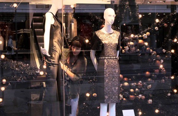 VIDEO kadras: „Because who is perfect? Get closer.“